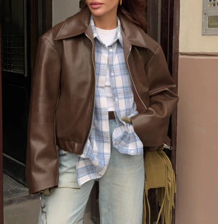 Women's Outerwear PU Leather Street Trendy 2025 Lapel Loose Fit Long Sleeved Zipper Jacket Winter Casual Solid Color Coat
Women's Outerwear PU Leather Street Trendy 2025 Lapel Loose Fit Long Sleeved Zipper Jacket Winter Casual Solid Color Coat