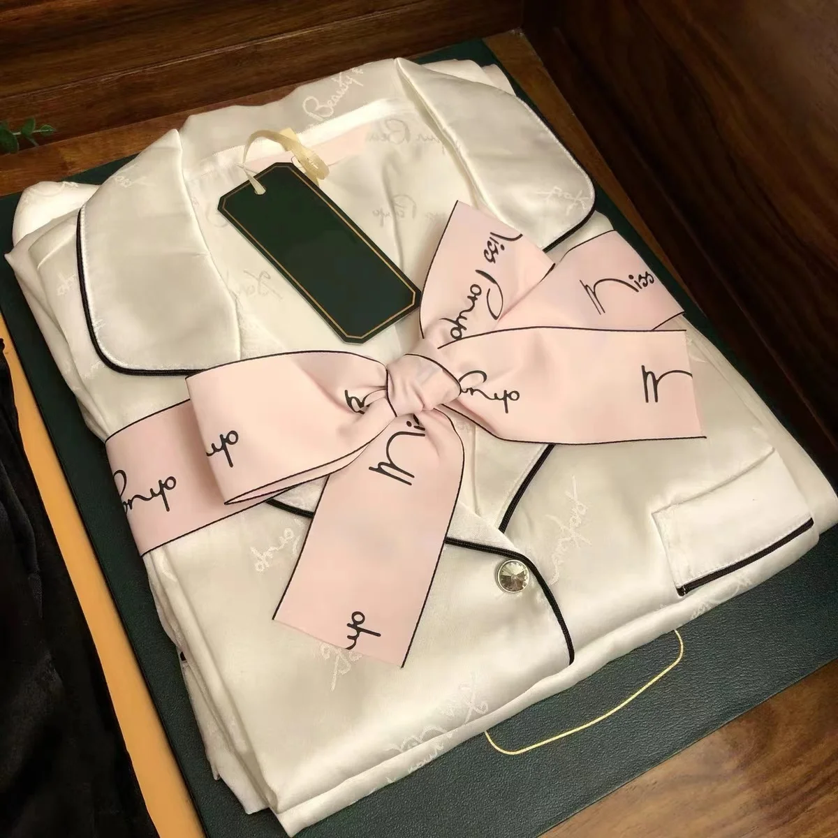 Pajamas Letter Print Casual Satin Pajamas Set, Couple Set, Spring and Summer Long-sleeved Pajamas, Artificial Silk Pajamas
Pajamas Letter Print Casual Satin Pajamas Set, Couple Set, Spring and Summer Long-sleeved Pajamas, Artificial Silk Pajamas