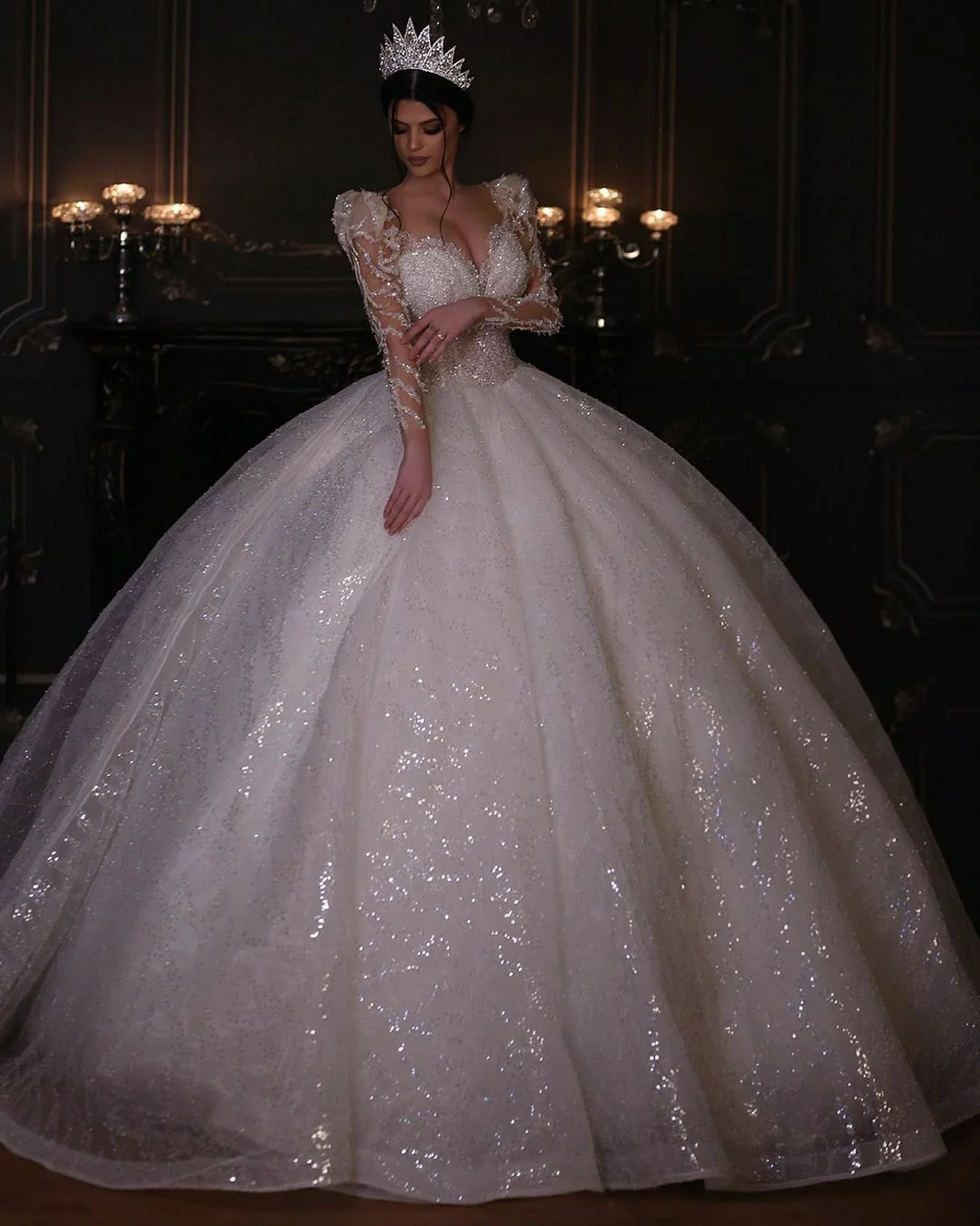 Luxurious Shiny Lace Crystal Bead Decoration Women's Wedding Dress Sexy V-Neck Transparent Long Sleeved Bridal Gown Customized
Luxurious Shiny Lace Crystal Bead Decoration Women's Wedding Dress Sexy V-Neck Transparent Long Sleeved Bridal Gown Customized