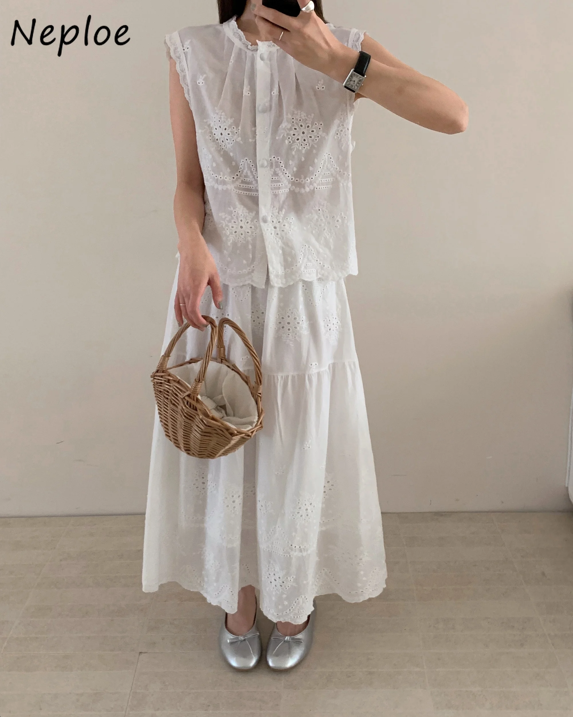 Neploe Lovely Embroidery Heavy Suits Hollow Out Short Sleeveless All-match Shirt High Waist Ball Gown Big Swing Solid Set Skirt
Neploe Lovely Embroidery Heavy Suits Hollow Out Short Sleeveless All-match Shirt High Waist Ball Gown Big Swing Solid Set Skirt