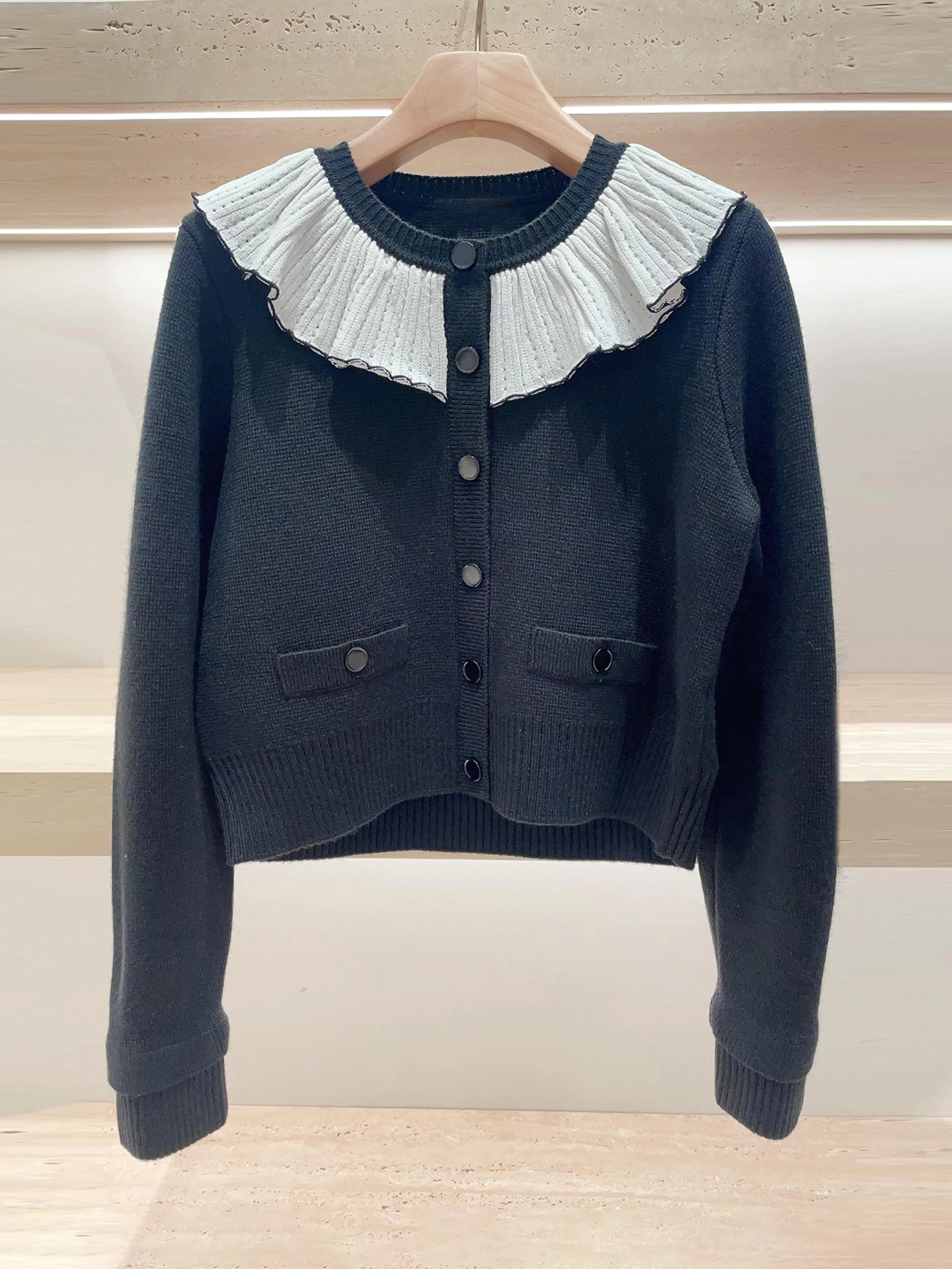 Нежный молодежный вязаный кардиган-топ для женщин, модный, весна-лето 2025, AL6037, для повседневной носки, стандартный крой, с длинными рукавами, короткий.
Нежный молодежный вязаный кардиган-топ для женщин, модный, весна-лето 2025, AL6037, для повседневной носки, стандартный крой, с длинными рукавами, короткий.