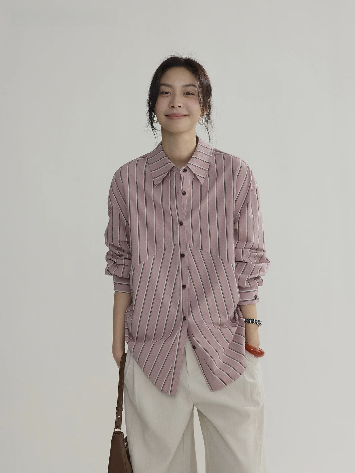 Женская свободная рубашка Joli Choose с длинным рукавом в полоску, повседневный стиль, удобная для поездок на работу, дышащая, из хлопка, модная, весенняя
Женская свободная рубашка Joli Choose с длинным рукавом в полоску, повседневный стиль, удобная для поездок на работу, дышащая, из хлопка, модная, весенняя