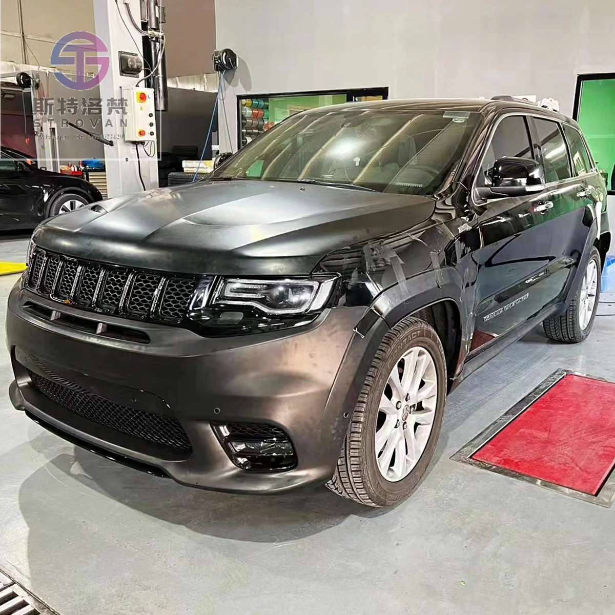 Body Kit for Grand Cherokee 2017-2021 Facelift to SRT Appearance Hot Selling Bumper Assembly.
Body Kit for Grand Cherokee 2017-2021 Facelift to SRT Appearance Hot Selling Bumper Assembly.