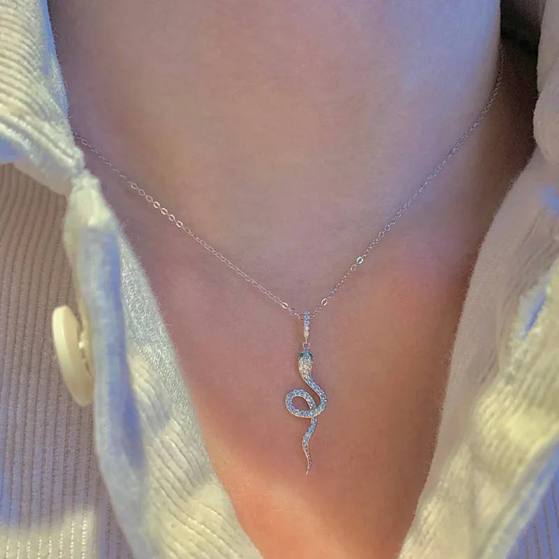 2022 New Green Eyes Snake Necklace For Women Fashion Personality Luxury Snake Pendant Necklace Wedding Jewelry Birthday Gifts
2022 New Green Eyes Snake Necklace For Women Fashion Personality Luxury Snake Pendant Necklace Wedding Jewelry Birthday Gifts