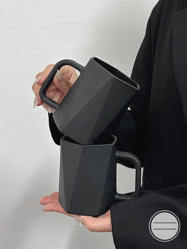 Jojos L Pdbrown Retro Glass Cup with Handle Rhombus Shape Black Color Dining Utensils Universal 200Ml-300Ml Capacity China Made
Jojos L Pdbrown Retro Glass Cup with Handle Rhombus Shape Black Color Dining Utensils Universal 200Ml-300Ml Capacity China Made