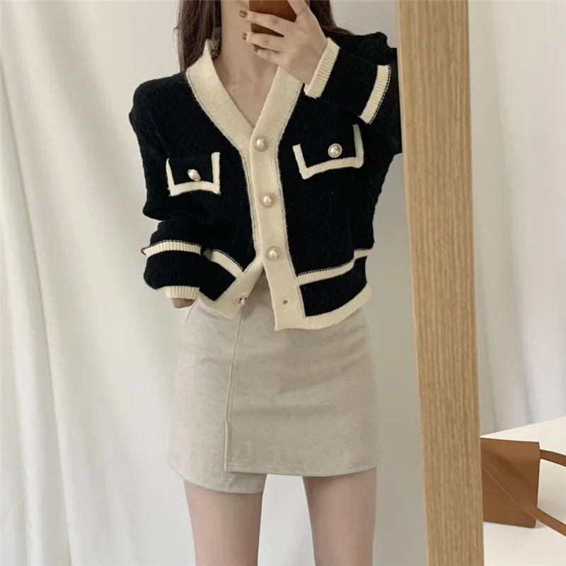 Women's Autumn and Winter French Chic Small Fragrance Temperament Long Sleeve Sweaters Jackets New Style V Neck Knit Cardigan
Women's Autumn and Winter French Chic Small Fragrance Temperament Long Sleeve Sweaters Jackets New Style V Neck Knit Cardigan