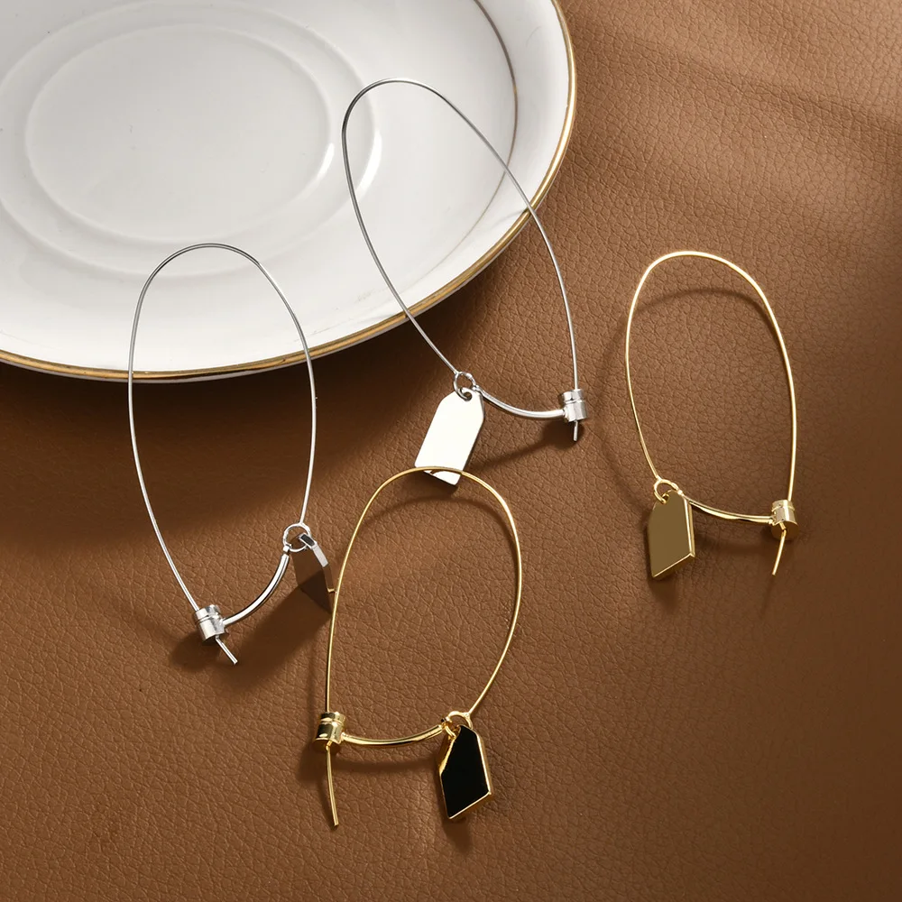 Fashionable and exquisite minimalist niche light luxury personalized earrings commuting temperament design earrings
Fashionable and exquisite minimalist niche light luxury personalized earrings commuting temperament design earrings