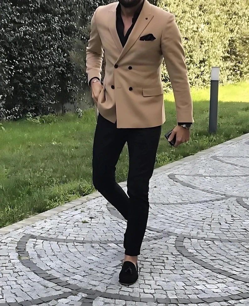 Men Suits Slim Fit 2 Pieces Khaki Jacket Black Pants Peaked Lapel Double Breasted Formal Wedding Groom Prom Custom Male Clothing
Men Suits Slim Fit 2 Pieces Khaki Jacket Black Pants Peaked Lapel Double Breasted Formal Wedding Groom Prom Custom Male Clothing