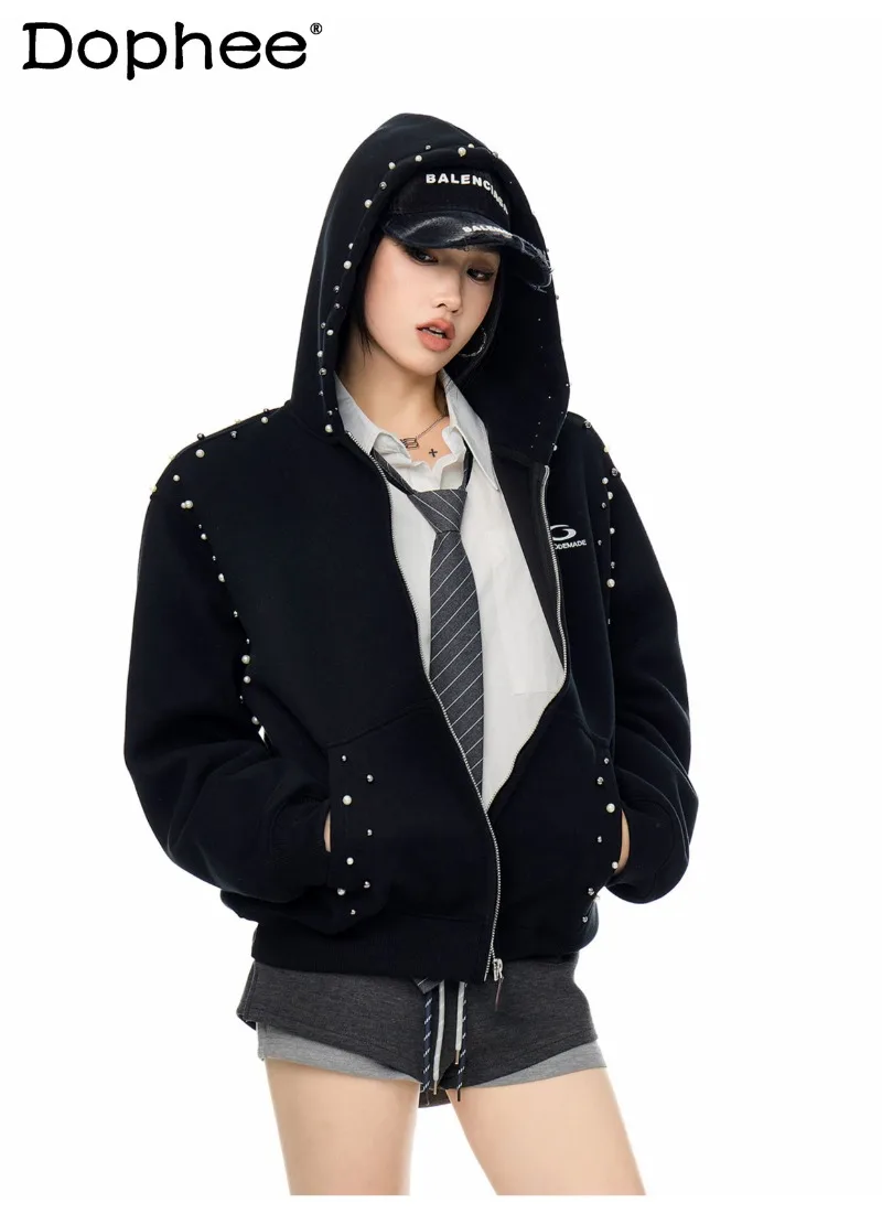 2025 New Autumn Winter American Fashion Trend High Street Pearl Hooded Jacket Loose Casual Sweatshirt Cardigan Top for Women
2025 New Autumn Winter American Fashion Trend High Street Pearl Hooded Jacket Loose Casual Sweatshirt Cardigan Top for Women