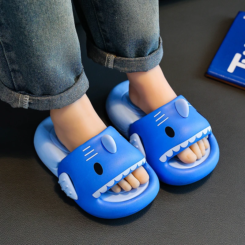 A pair of children's summer cartoon shark flip-flops with anti-slip soft soles, suitable for both home and outdoor use KHR-k268-
A pair of children's summer cartoon shark flip-flops with anti-slip soft soles, suitable for both home and outdoor use KHR-k268-
