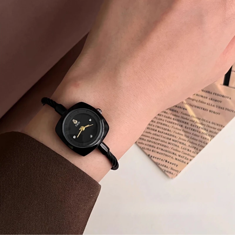 Simple Ladies Bracelet Ladies Watch Exquisite and Generous Quartz Watch Waterproof Women's Watch Gift Clock
Simple Ladies Bracelet Ladies Watch Exquisite and Generous Quartz Watch Waterproof Women's Watch Gift Clock