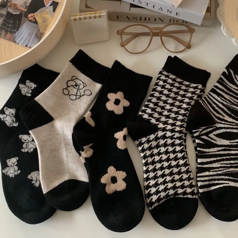 5 Pairs 1 Lot Women's Autumn Winter Black Flower Vintage Thousand Bird Plaid Middle Tube Cute Bear Pile Cotton Harajuku Socks
5 Pairs 1 Lot Women's Autumn Winter Black Flower Vintage Thousand Bird Plaid Middle Tube Cute Bear Pile Cotton Harajuku Socks