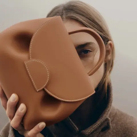 Bolso cruzado de lujo con diseño de cerdo sonriente, bolso de diseño único de estilo francés, bolso de mano sencillo y versátil para ir al trabajo, 2026