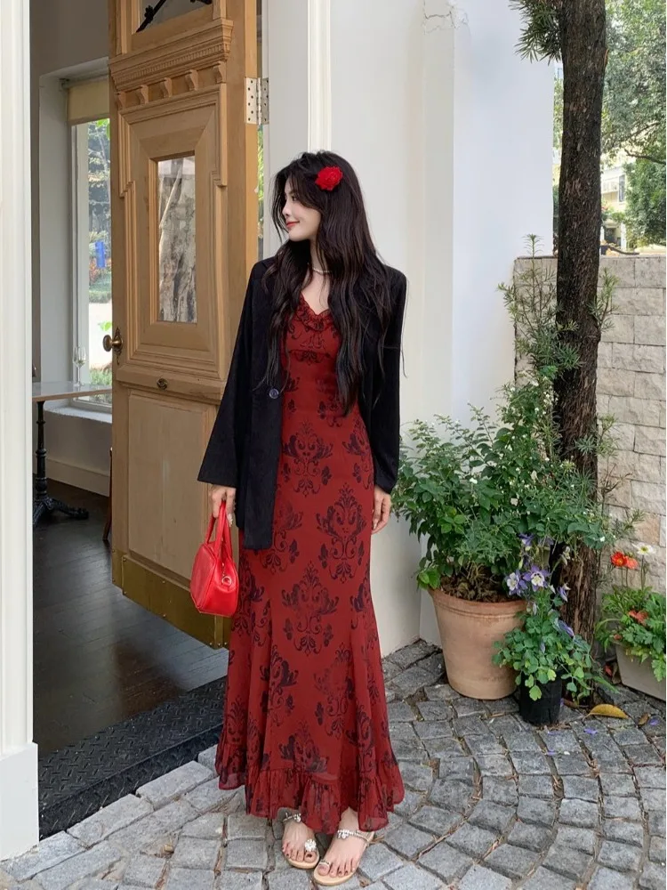 plus Size Fashionable Two-Piece Set Black Suit Jacket Rose Print Fish Tail Strap Dress Korean Style High Waist Long Sleeve V-...
plus Size Fashionable Two-Piece Set Black Suit Jacket Rose Print Fish Tail Strap Dress Korean Style High Waist Long Sleeve V-...
