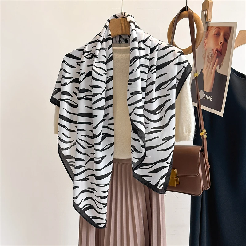 Luxe 2025 Nouveau 90*90cm Foulard En Soie Bandeau Foulard Ruban Enveloppes Bandeau Foulard Femme Chales Bandanna Carre Foulard
Luxe 2025 Nouveau 90*90cm Foulard En Soie Bandeau Foulard Ruban Enveloppes Bandeau Foulard Femme Chales Bandanna Carre Foulard