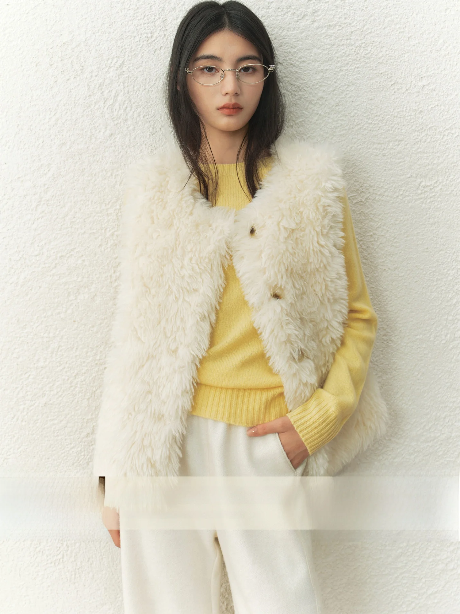 Теплый белый жилет для женщин, модная верхняя одежда малого размера, качественный полиэстер, V-образный вырез, застежка на одну пуговицу, однотонный.
Теплый белый жилет для женщин, модная верхняя одежда малого размера, качественный полиэстер, V-образный вырез, застежка на одну пуговицу, однотонный.