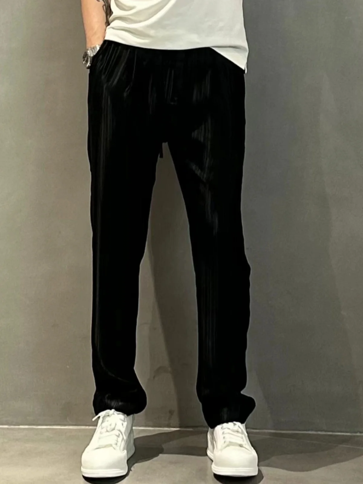 Летние мужские спортивные повседневные брюки из высококачественного ацетатного ледяного шелка, не мнущиеся, прямого кроя, свободные, европейский стиль, длинные, тонкие, коллекция 2024
Летние мужские спортивные повседневные брюки из высококачественного ацетатного ледяного шелка, не мнущиеся, прямого кроя, свободные, европейский стиль, длинные, тонкие, коллекция 2024