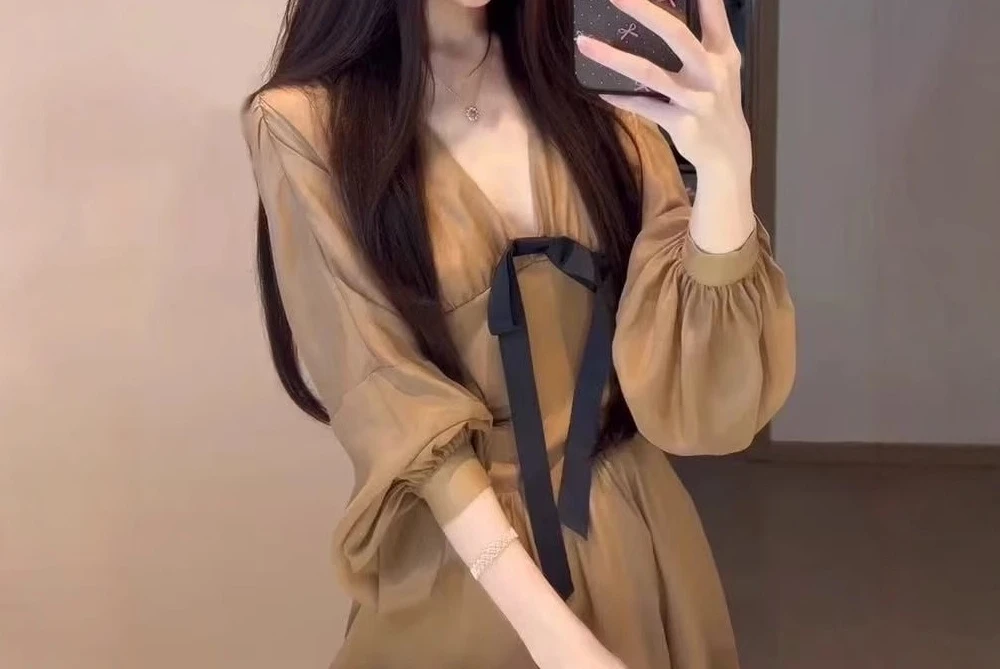 V-neck Dress for Women in Autumn Slimming and Cinching Waist with A High-end Temperament and A-line Short Skirt
V-neck Dress for Women in Autumn Slimming and Cinching Waist with A High-end Temperament and A-line Short Skirt
