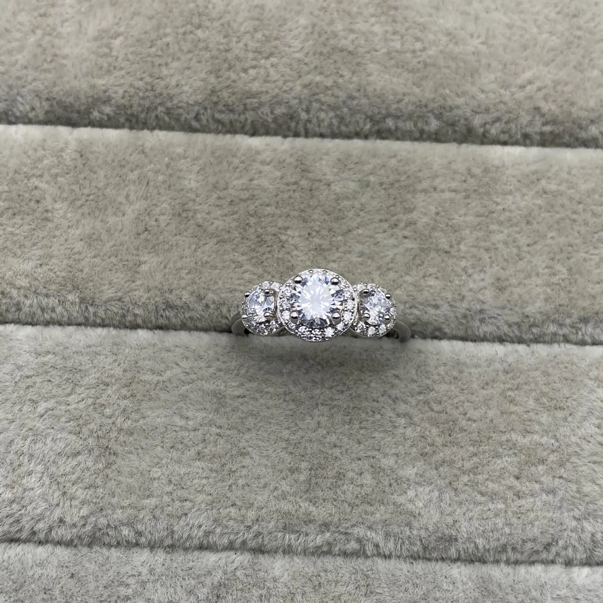 2023 Новинка S925 Стерлинговое Серебро европейский и американский классический синий камень в виде пагоды бриллиантовое кольцо для женщин
2023 Новинка S925 Стерлинговое Серебро европейский и американский классический синий камень в виде пагоды бриллиантовое кольцо для женщин