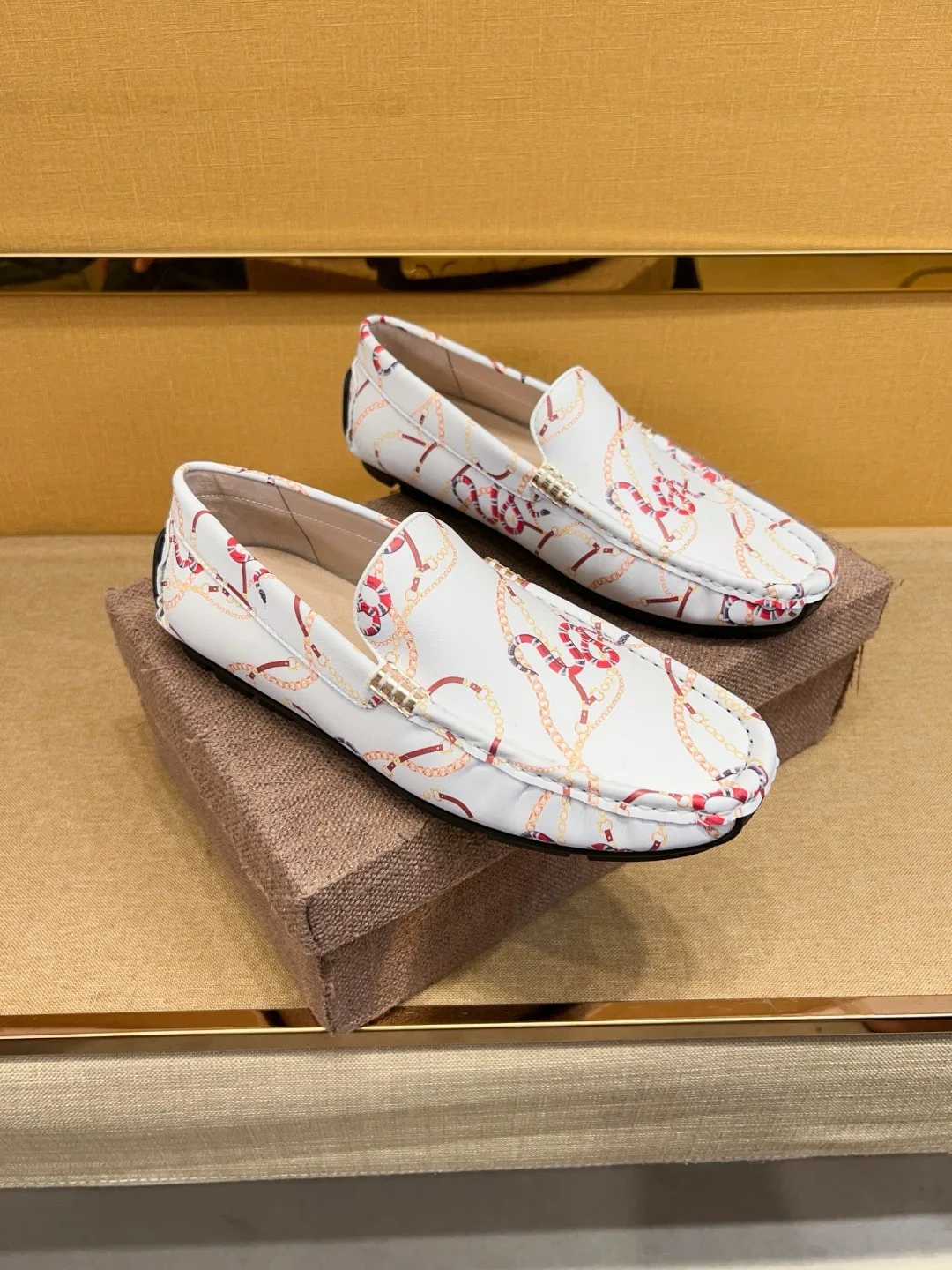 Мужские повседневные кожаные туфли: удобные, дышащие, модные лоферы без шнурков.
Мужские повседневные кожаные туфли: удобные, дышащие, модные лоферы без шнурков.