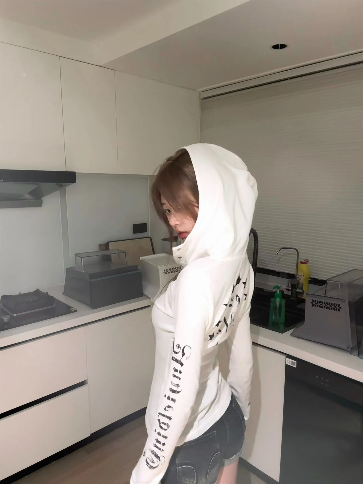 Ретро американская тонкая футболка с защитой от ультрафиолета, женская летняя футболка с капюшоном для похудения, сексуальный топ из дышащего хлопка и полиэстера
Ретро американская тонкая футболка с защитой от ультрафиолета, женская летняя футболка с капюшоном для похудения, сексуальный топ из дышащего хлопка и полиэстера