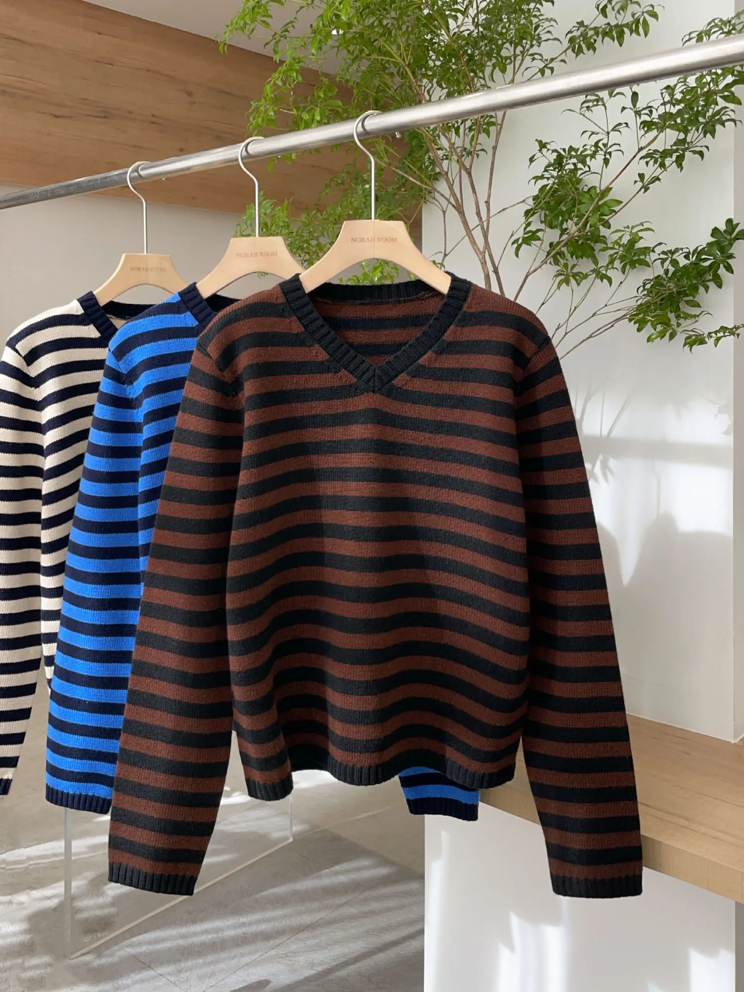 Nolara Winter 2025 Loose V-Ne Striped Knitted Sweater Warm Casual Sle Long Sve Woolen Women's Faion Top
Nolara Winter 2025 Loose V-Ne Striped Knitted Sweater Warm Casual Sle Long Sve Woolen Women's Faion Top