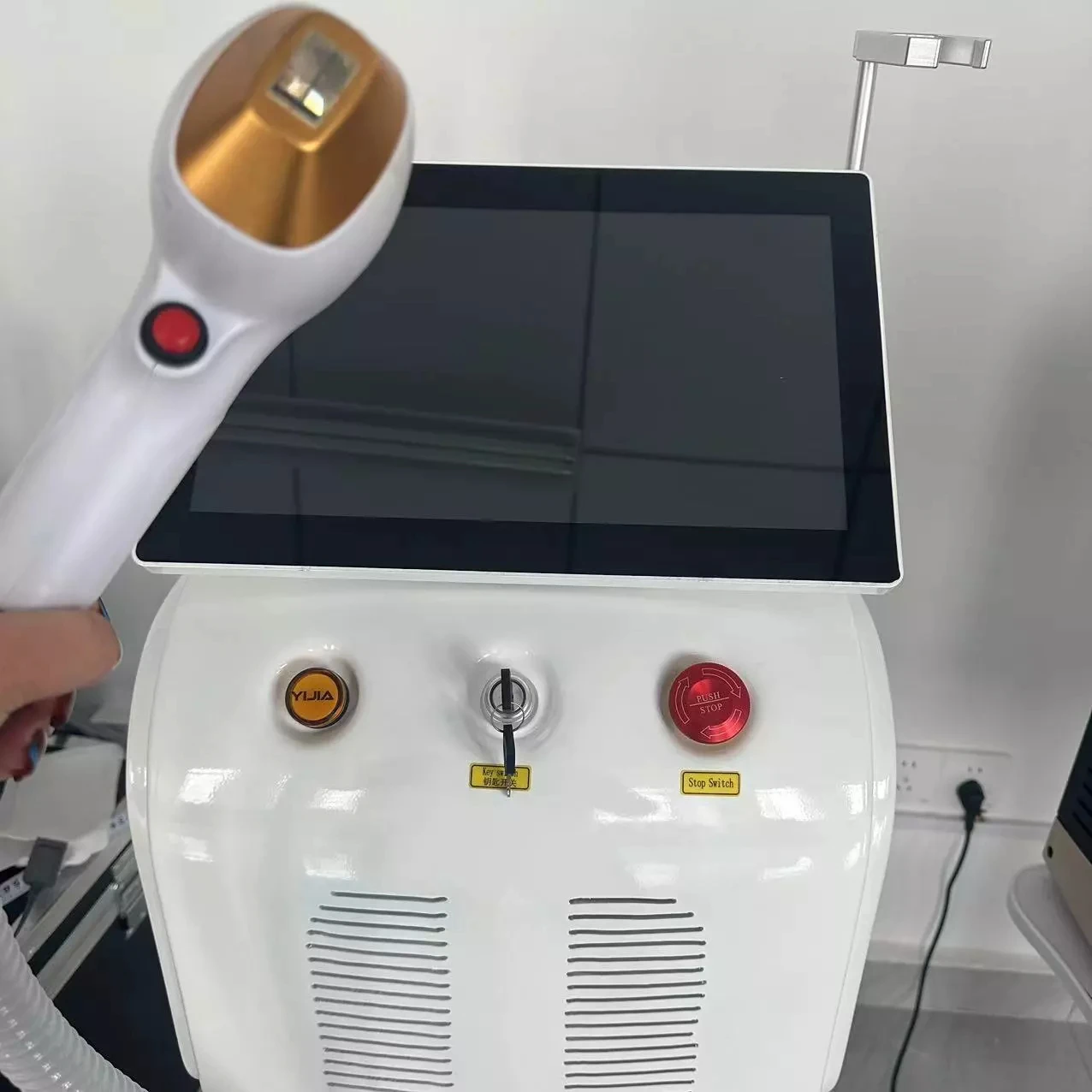 Professional lce Titanium Painless 808 Diode Laser Hair Removal Machine lCEPlatinum Hair Removal Laser RemoveHair Device
Professional lce Titanium Painless 808 Diode Laser Hair Removal Machine lCEPlatinum Hair Removal Laser RemoveHair Device