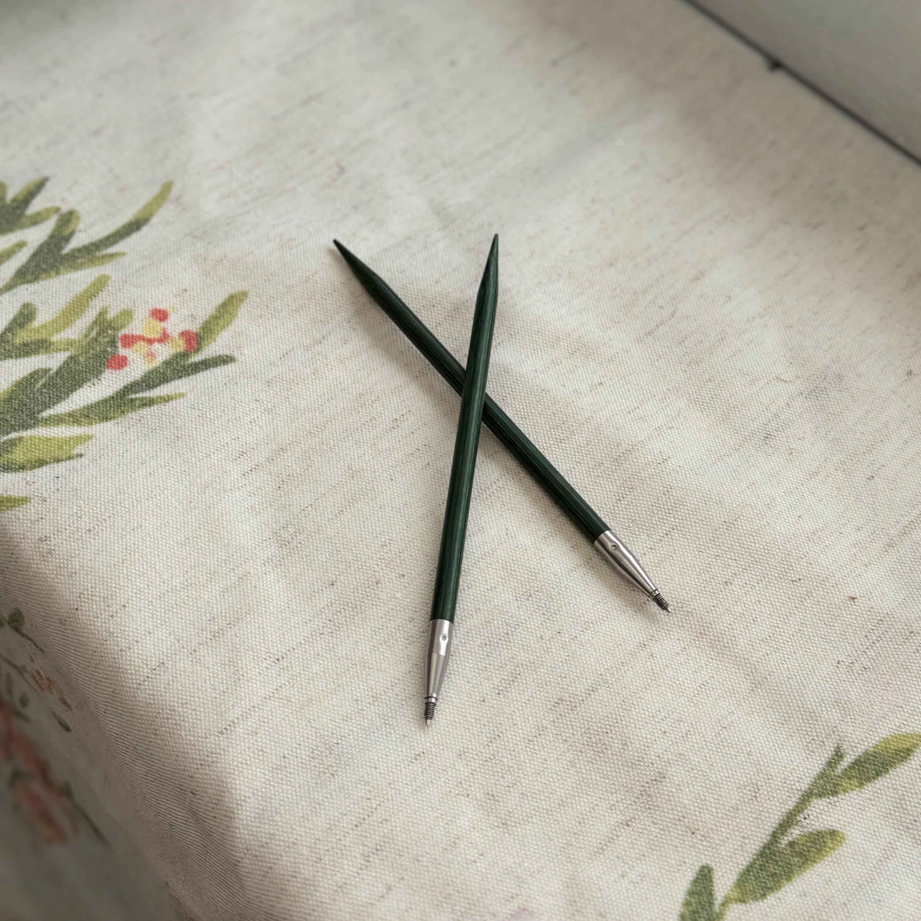 Игольчатое кольцо Trifur 5 дюймов (25 см) из синтетического дерева, однорядное, со съемной иглой, для ткачества, рукоделия, шитья, инструменты для домашнего использования
Игольчатое кольцо Trifur 5 дюймов (25 см) из синтетического дерева, однорядное, со съемной иглой, для ткачества, рукоделия, шитья, инструменты для домашнего использования