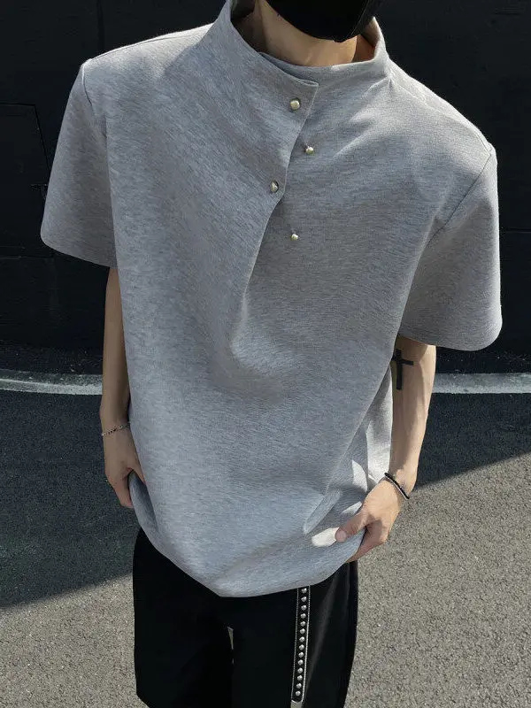 Irregular oulder Padded ort Sve Men's Summer T-irt Button Design Cool Stand Collar American High Street Sle 5 Sve
Irregular oulder Padded ort Sve Men's Summer T-irt Button Design Cool Stand Collar American High Street Sle 5 Sve