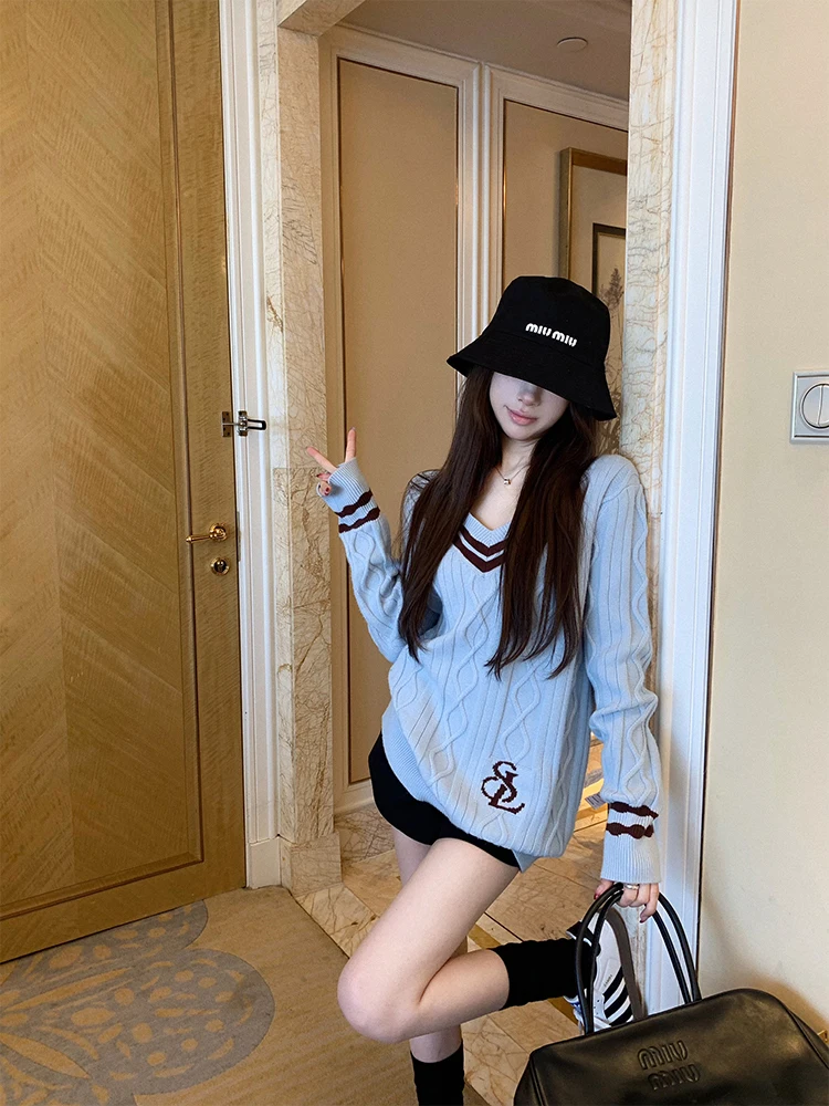 OKMASHOP Blue V-Neck Knitted Sweater Women's Autumn Fashionable Midi Top Loose Fit Long Sleeve Warm Thermal Clothing
OKMASHOP Blue V-Neck Knitted Sweater Women's Autumn Fashionable Midi Top Loose Fit Long Sleeve Warm Thermal Clothing