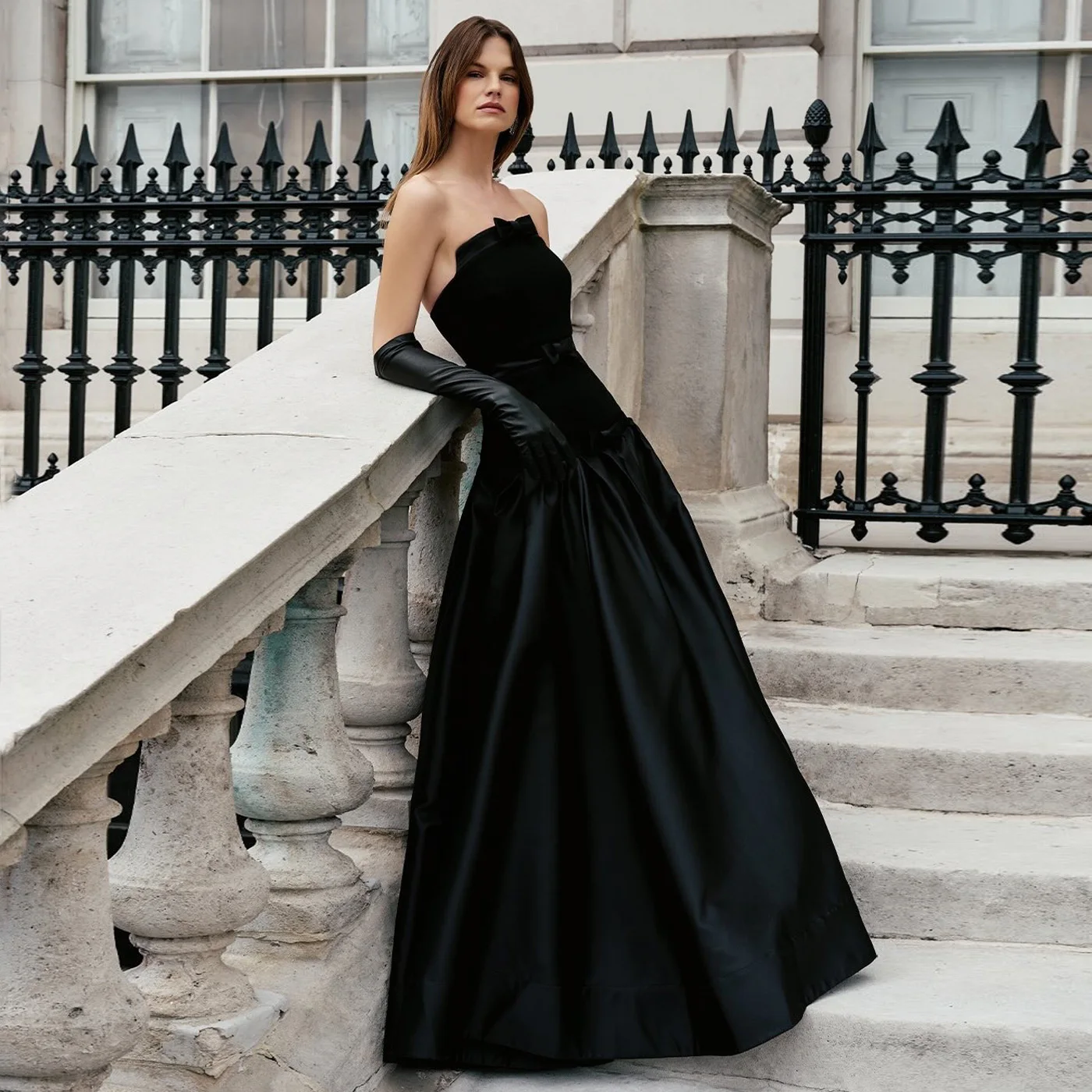 Elegant Black Formal Dress Strapless Velvet & Satin Maxi Evening Gown with Bow 2026 New Prom Party Dresses Event Gala Gowns
Elegant Black Formal Dress Strapless Velvet & Satin Maxi Evening Gown with Bow 2026 New Prom Party Dresses Event Gala Gowns