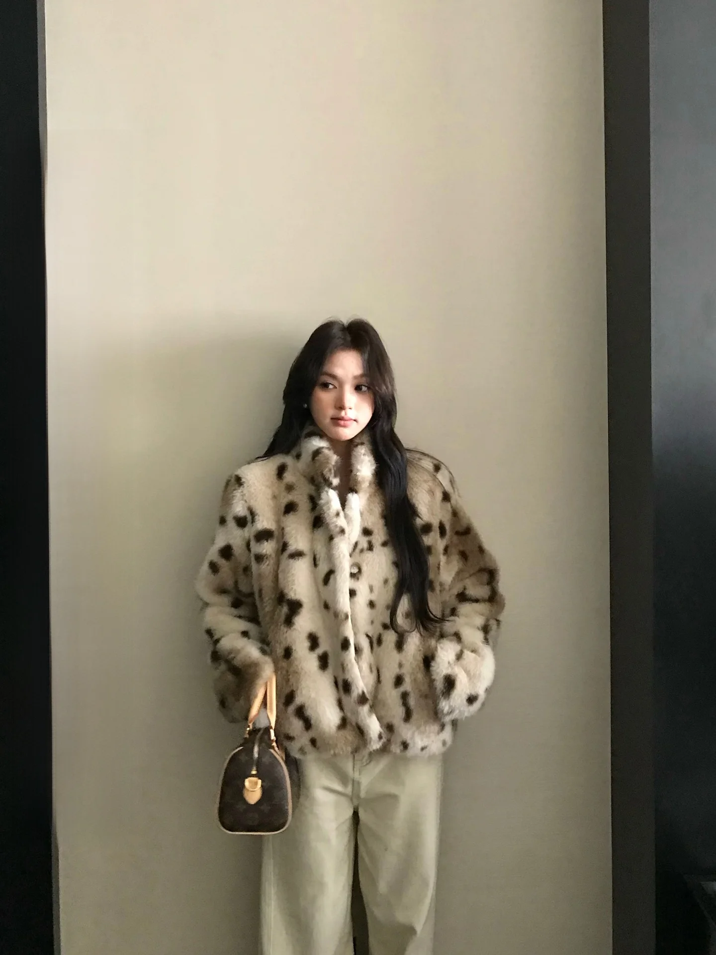 Женская зимняя модная куртка ZM Zhou Mi с воротником-стойкой, в стиле ретро, из экологичного искусственного меха, с леопардовым принтом
Женская зимняя модная куртка ZM Zhou Mi с воротником-стойкой, в стиле ретро, из экологичного искусственного меха, с леопардовым принтом