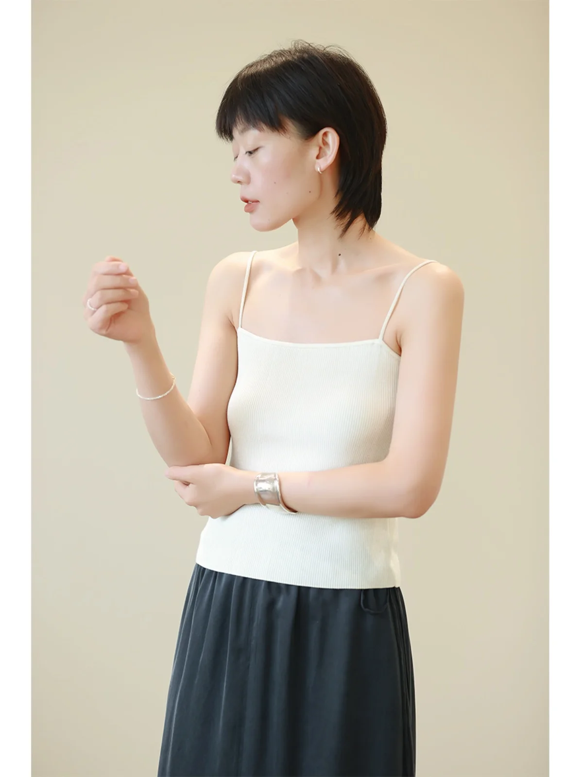 Женская вязаная майка-топ Svel Bal Design, летняя новинка, миди-длина, V-образный вырез, облегающая, из ткани Dr Line
Женская вязаная майка-топ Svel Bal Design, летняя новинка, миди-длина, V-образный вырез, облегающая, из ткани Dr Line