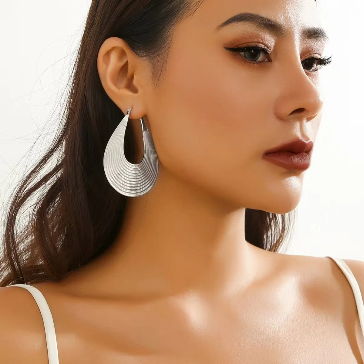 European And American Niche Design Sense Metal Individual Earrings For Women, Exaggerated Retro Geometric Arc Surface Stripes
European And American Niche Design Sense Metal Individual Earrings For Women, Exaggerated Retro Geometric Arc Surface Stripes