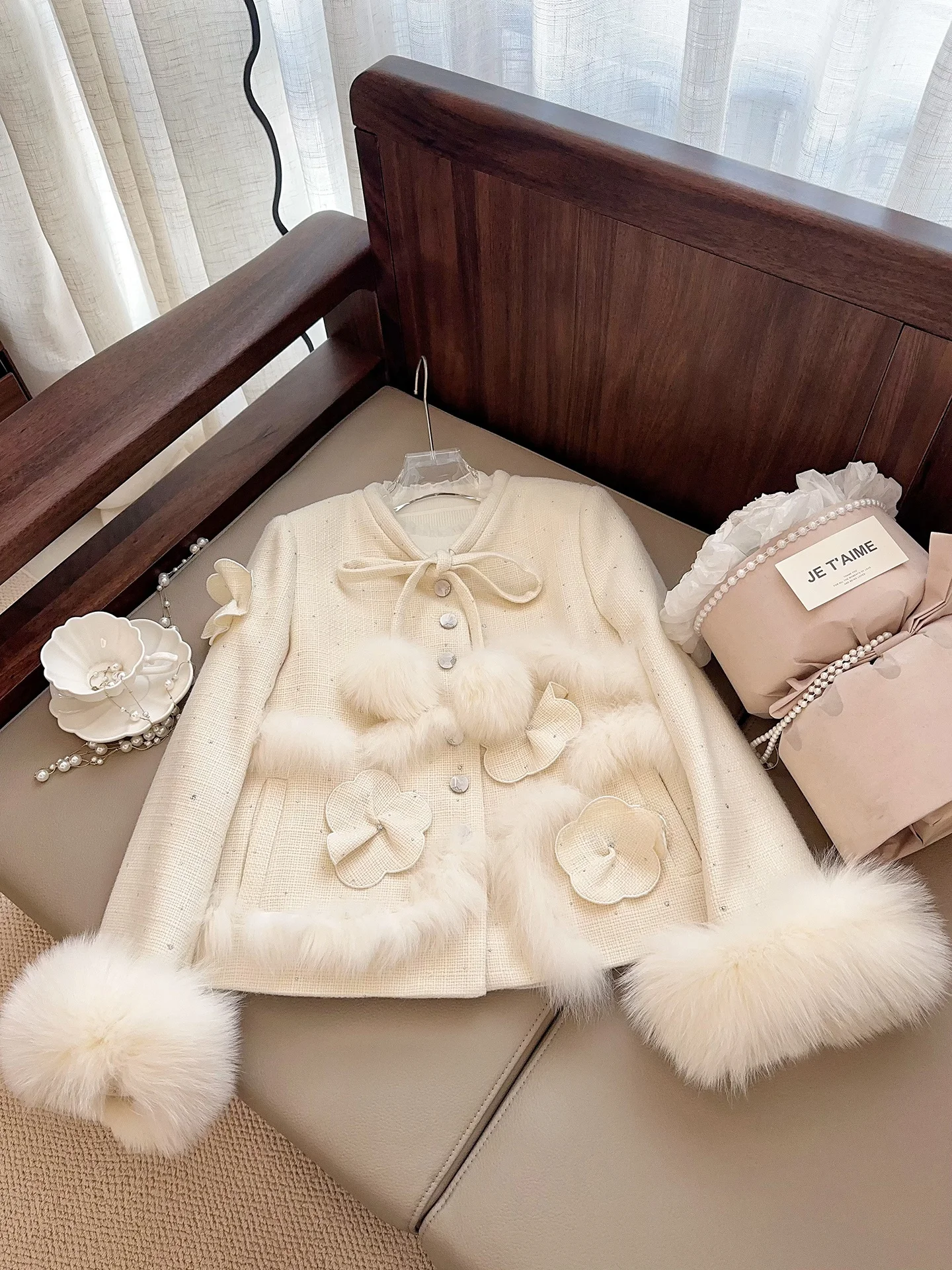 Женская зимняя модная куртка с меховыми манжетами, утепленное пальто прямого кроя класса люкс
Женская зимняя модная куртка с меховыми манжетами, утепленное пальто прямого кроя класса люкс