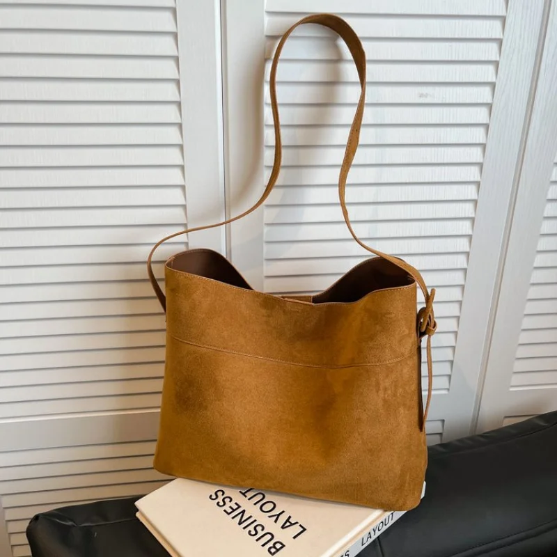 High-End Ladies Handbag Crafted From Leather Featuring Trendy Commuter Design And Casual Simple Vintage Look
High-End Ladies Handbag Crafted From Leather Featuring Trendy Commuter Design And Casual Simple Vintage Look