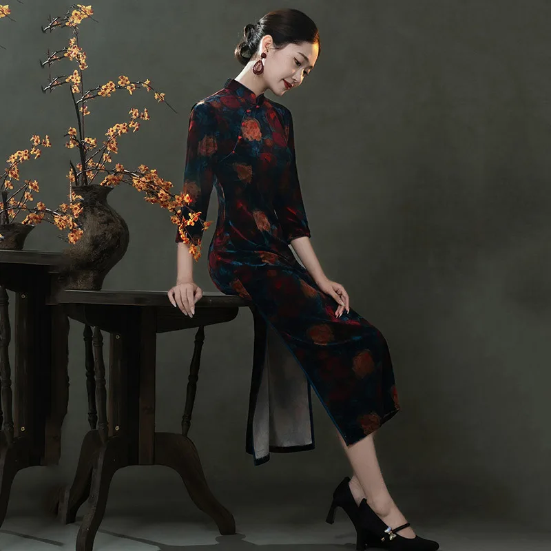 Осень 2021, новый бархатный Cheongsam в стиле ретро, Китайская Республика, новый ретро-длинный стиль с семью рукавами, осень/зима Qipao 
Осень 2021, новый бархатный Cheongsam в стиле ретро, Китайская Республика, новый ретро-длинный стиль с семью рукавами, осень/зима Qipao