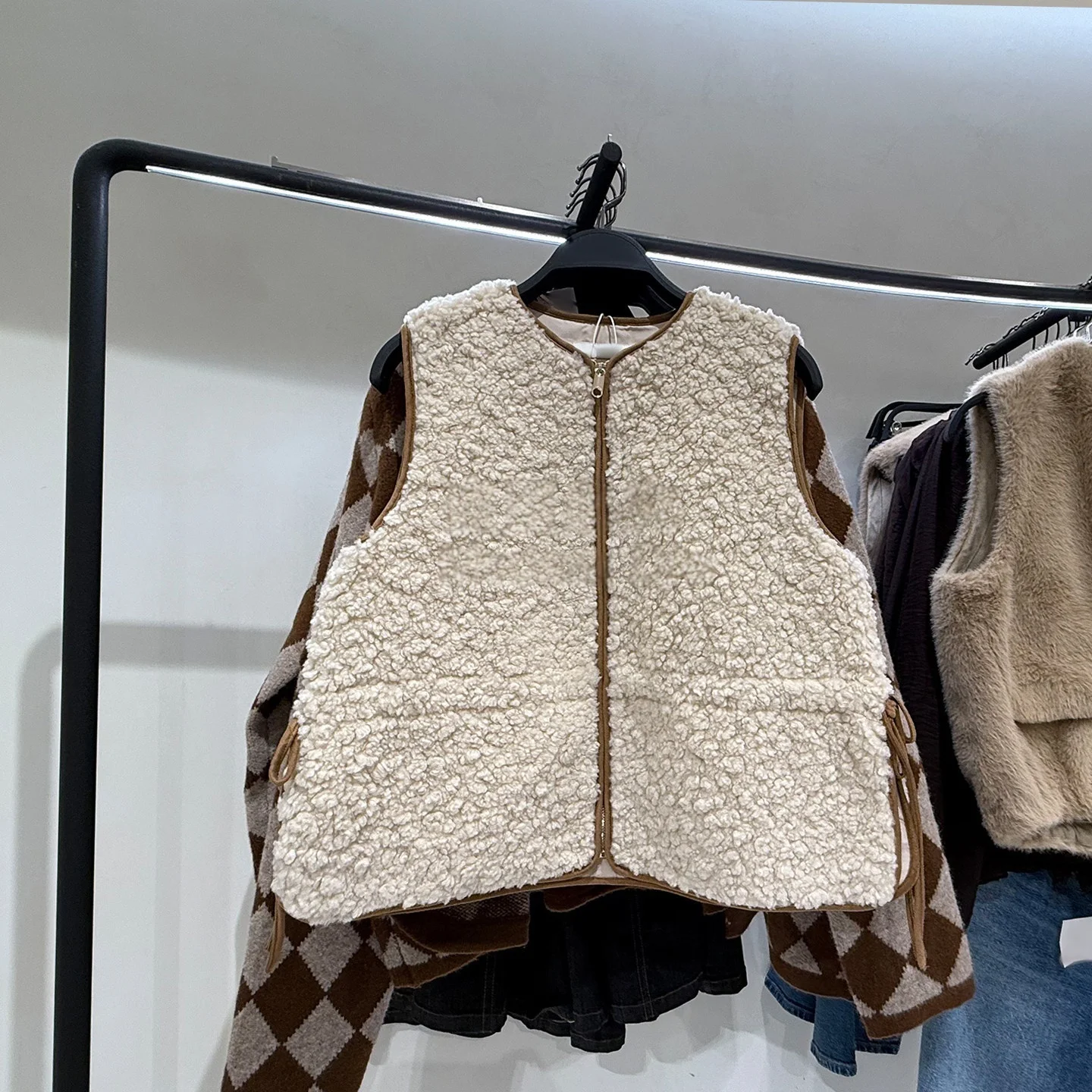 2026 new women's clothing European and American style fashionable temperament round neck adjustable waist vest
2026 new women's clothing European and American style fashionable temperament round neck adjustable waist vest