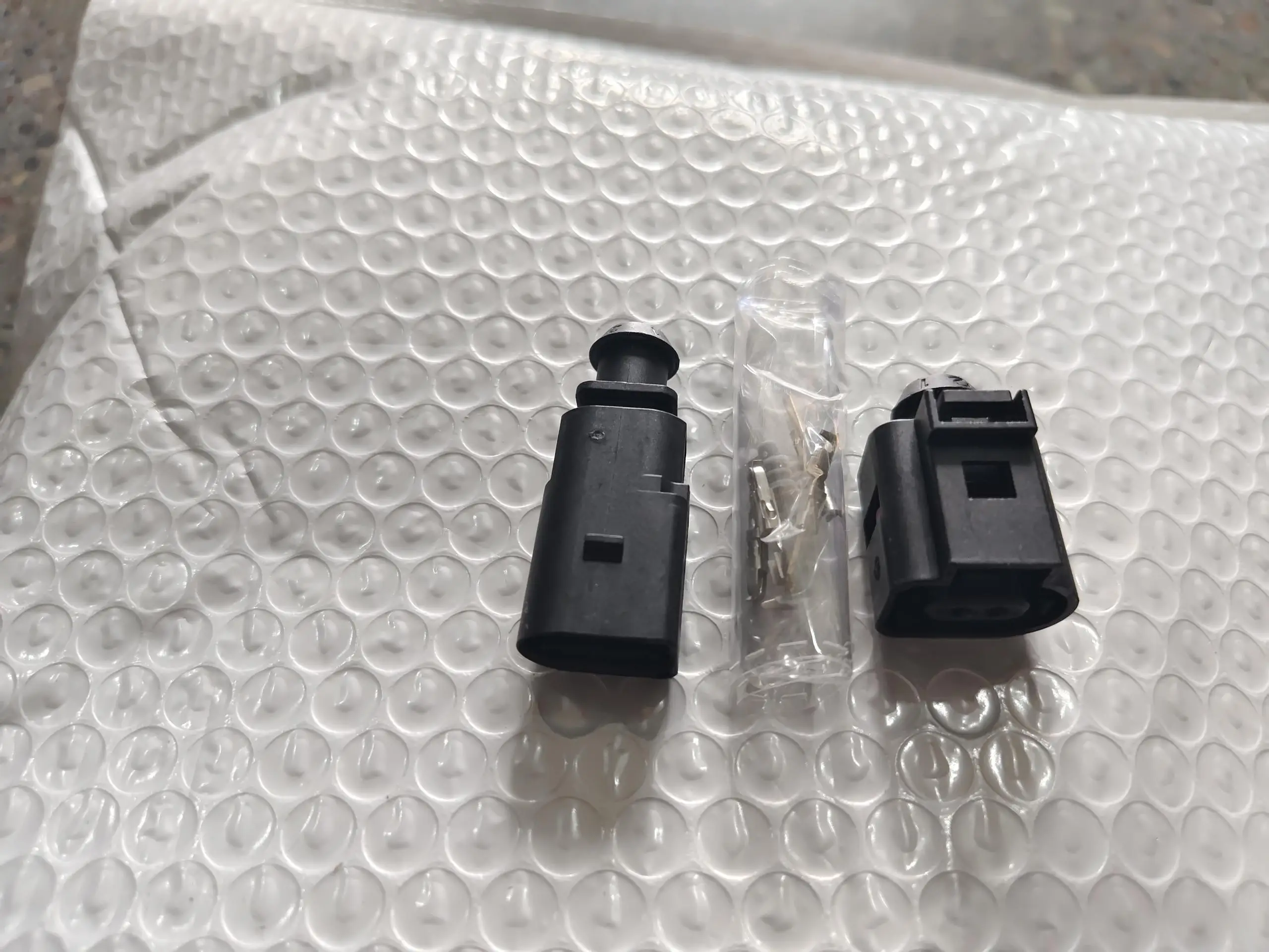 2 Pin ABS Sensor PlugMale Female Connector Sensor Plug Kit For VW AUDI VAG 1J0973802 1J0973702 Automotive Connector
2 Pin ABS Sensor PlugMale Female Connector Sensor Plug Kit For VW AUDI VAG 1J0973802 1J0973702 Automotive Connector