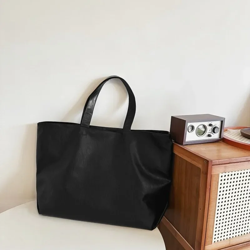2025 New Women's Handbags Lightweight and Large Capacity Soft Leather Shoulder Bag Unisex Simple and Fashionable Crossbody Bag
2025 New Women's Handbags Lightweight and Large Capacity Soft Leather Shoulder Bag Unisex Simple and Fashionable Crossbody Bag