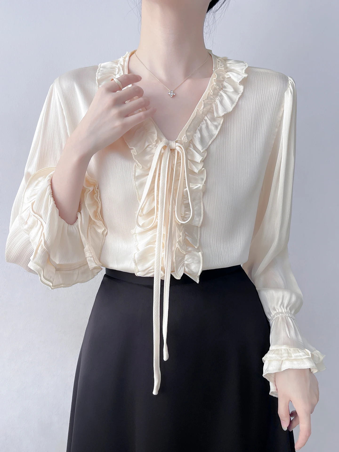 Элегантная женская блузка с V-образным вырезом и рукавами-колокол, блестящая, с длинными рукавами, из шифона, в корейском стиле, свободного кроя, из полиэфирного волокна
Элегантная женская блузка с V-образным вырезом и рукавами-колокол, блестящая, с длинными рукавами, из шифона, в корейском стиле, свободного кроя, из полиэфирного волокна