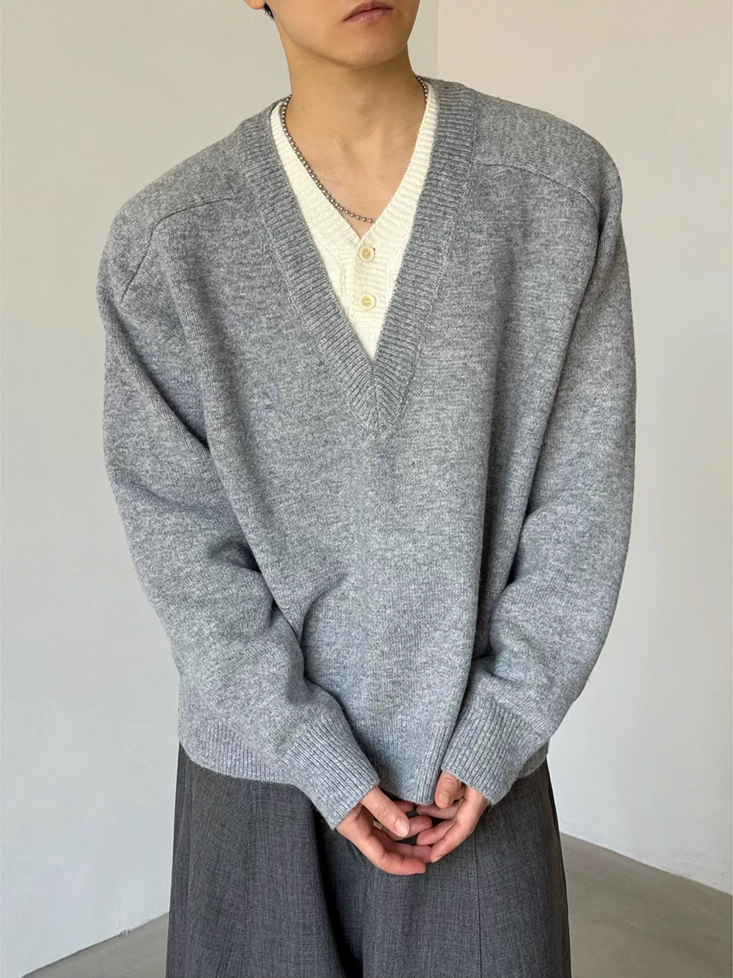 Cleanfit Легкий вязаный свитер с V-образным вырезом, мужская верхняя одежда, искусственный двухсекционный контрастный цвет, свободный крой, зимняя повседневная мода
Cleanfit Легкий вязаный свитер с V-образным вырезом, мужская верхняя одежда, искусственный двухсекционный контрастный цвет, свободный крой, зимняя повседневная мода