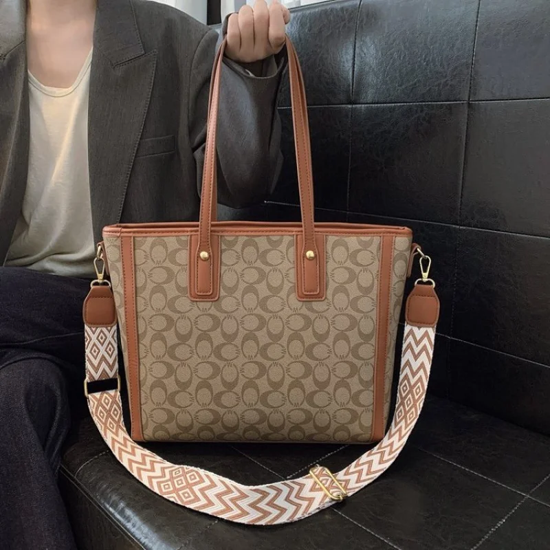 Elegant Ladies Handbag Made Of Lotus-Patterned Leather Featuring Elegant Casual Vintage Daily Style
Elegant Ladies Handbag Made Of Lotus-Patterned Leather Featuring Elegant Casual Vintage Daily Style