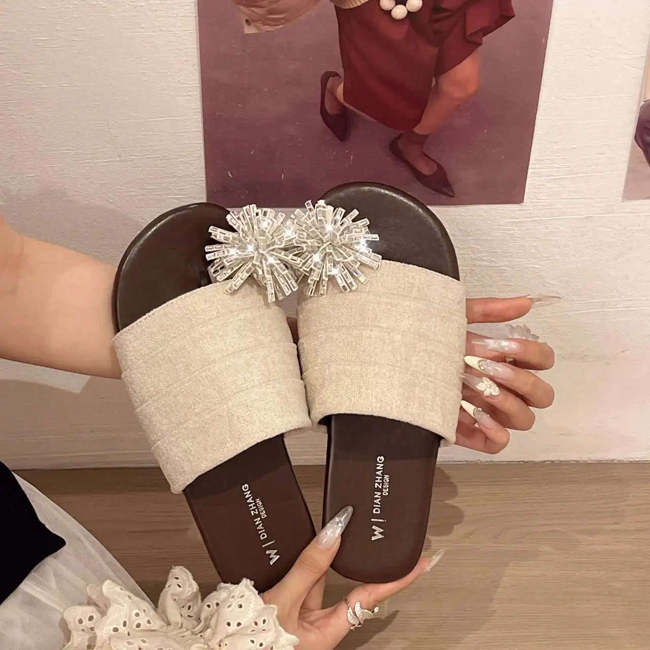 Women's Crystal Toe-ring Slippers 2026 New Summer Woman Tassel Flowers Flat Slippers Fairy Style Outdoor Flip-flops Beach Shoes
Women's Crystal Toe-ring Slippers 2026 New Summer Woman Tassel Flowers Flat Slippers Fairy Style Outdoor Flip-flops Beach Shoes