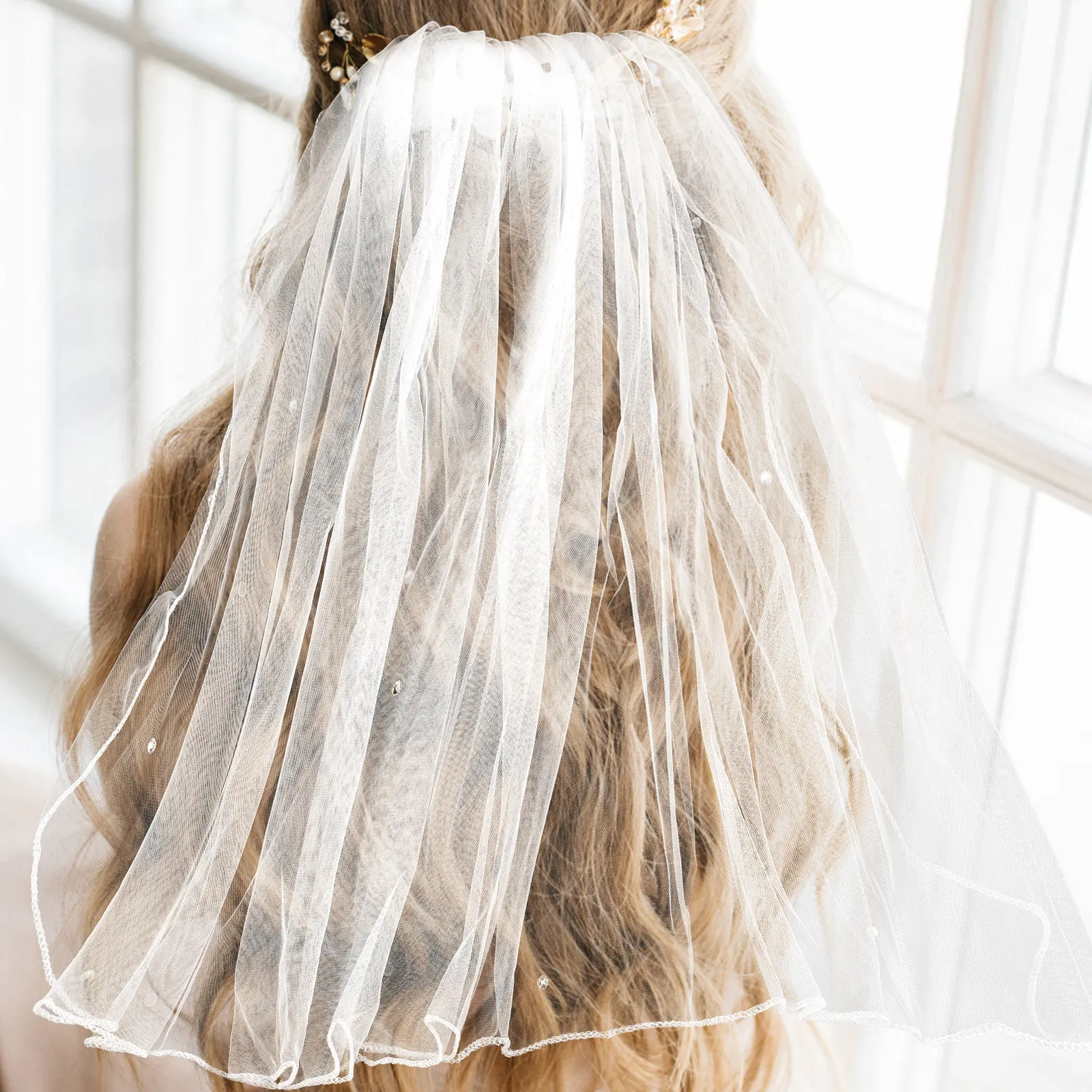 Легкая свадебная фата для женщин, короткая фата из тюля, аксессуар для волос невесты, идеально подходит для свадебной вечеринки и использования в качестве реквизита для фотосессий.
Легкая свадебная фата для женщин, короткая фата из тюля, аксессуар для волос невесты, идеально подходит для свадебной вечеринки и использования в качестве реквизита для фотосессий.