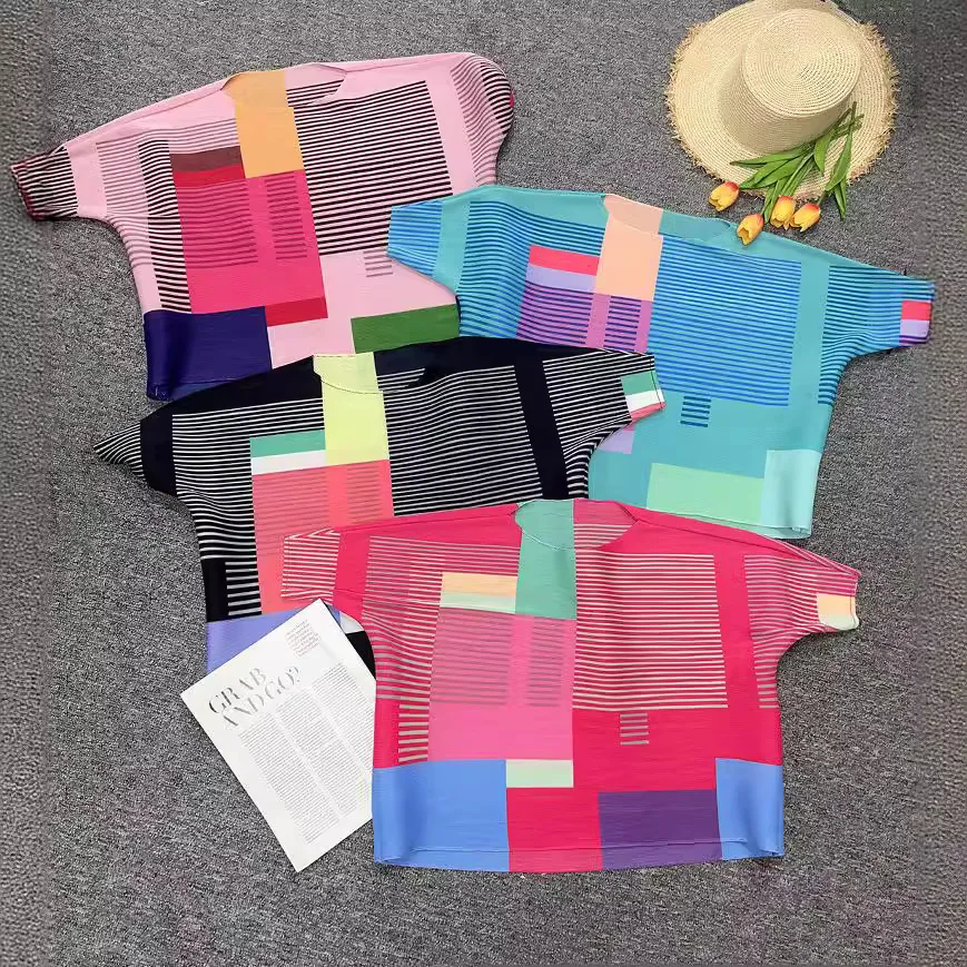 Miyake 2025 Spring and Summer New Pleated Top T-shirt Loose Short-sleeved Printed Top Fashionable and Elegant Leading The Trend
Miyake 2025 Spring and Summer New Pleated Top T-shirt Loose Short-sleeved Printed Top Fashionable and Elegant Leading The Trend