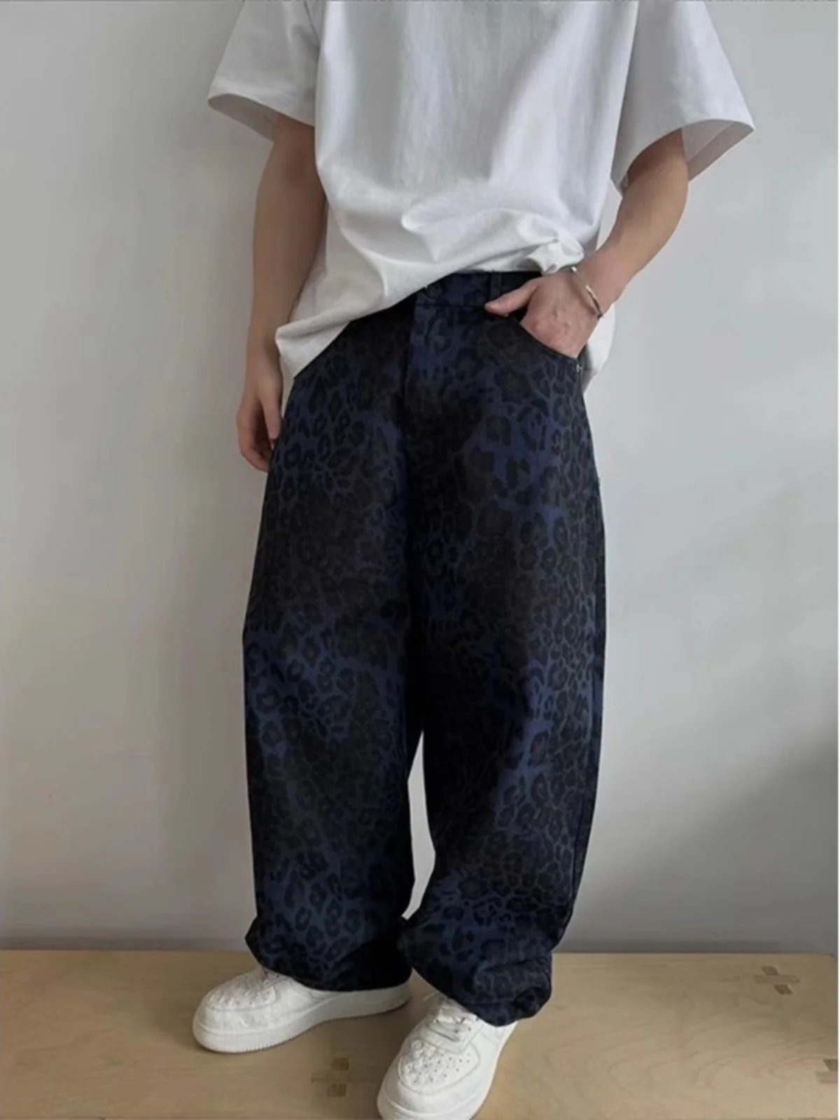 Мужские джинсы Cleanfit с синим леопардовым принтом, свободные, широкие, прямого кроя, в стиле High Street, повседневные, летние
Мужские джинсы Cleanfit с синим леопардовым принтом, свободные, широкие, прямого кроя, в стиле High Street, повседневные, летние