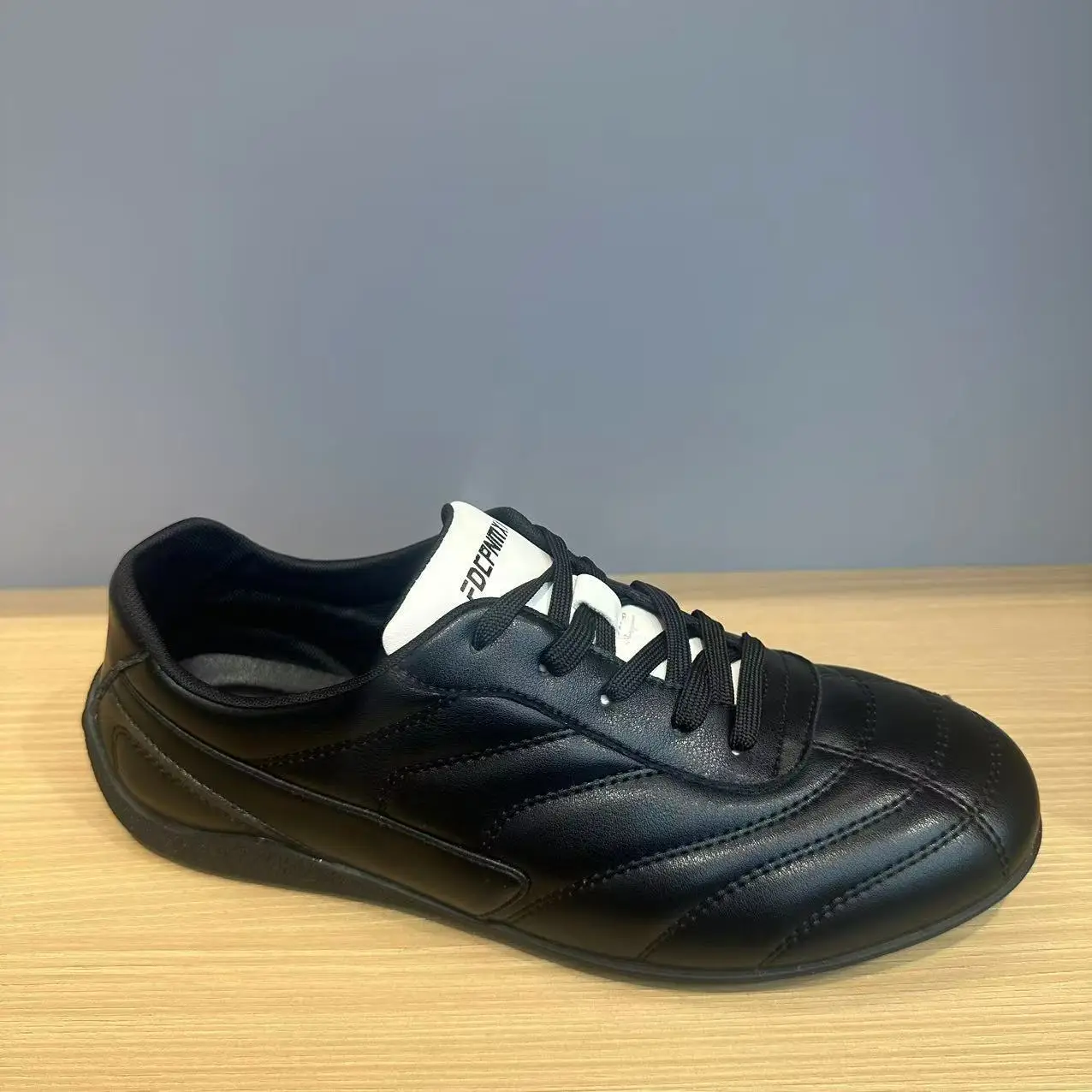 Handmade Spring Men's Running Shoes Lightweight Casual Sneakers Korean Style Slip-On Soft Bottom Trendy Flat Heel round Toe
Handmade Spring Men's Running Shoes Lightweight Casual Sneakers Korean Style Slip-On Soft Bottom Trendy Flat Heel round Toe