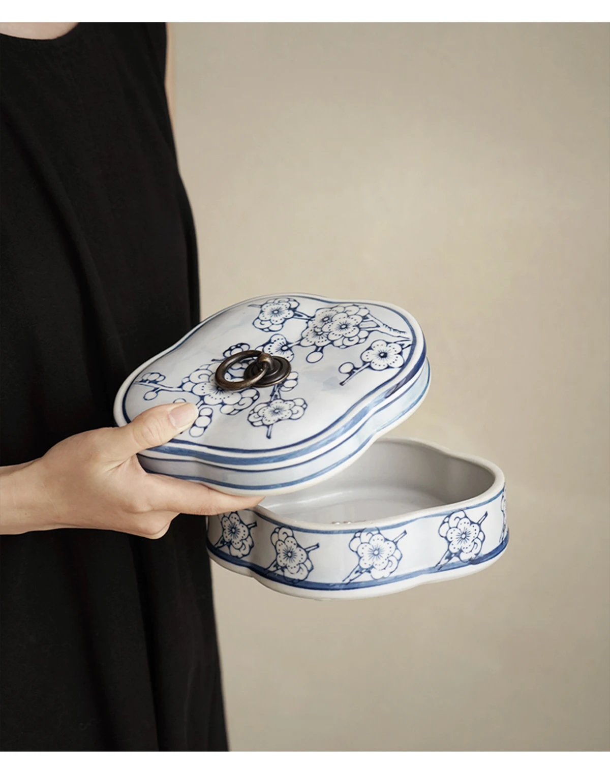 Storage box blue and white porcelain geometric pattern underglaze color hand-painted large capacity withlid retro fashionChinese
Storage box blue and white porcelain geometric pattern underglaze color hand-painted large capacity withlid retro fashionChinese