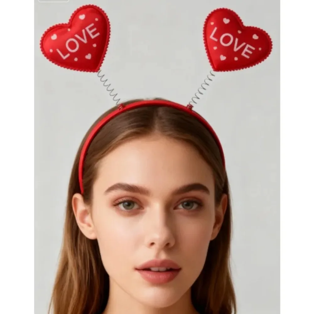 PESENAR Valentine's Day headdress: Two red hearts with the 'love' letter, it is a lovely and lively accessory.
PESENAR Valentine's Day headdress: Two red hearts with the 'love' letter, it is a lovely and lively accessory.